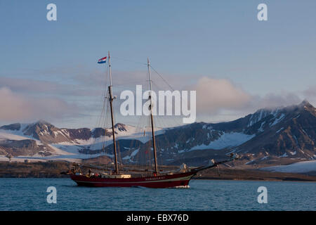 Zweimaster Segelschiff in einem Fjord, Norwegen, Spitzbergen, Kongsfjorden Stockfoto