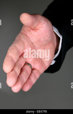 Handshake, Geschäftsmann mit einer offenen Hand bereit, einen deal isoliert zu versiegeln Stockfoto