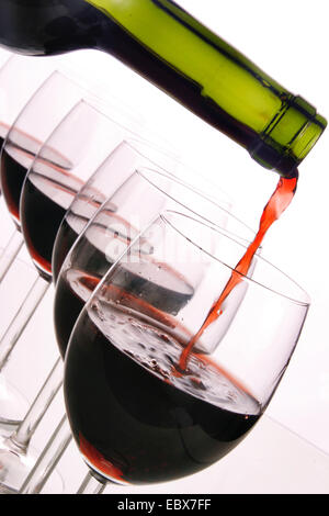 Rotwein in Gläser gießen Stockfoto