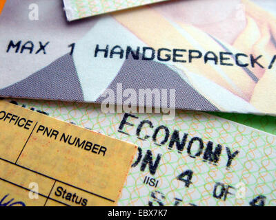 Flugticket mit Informationen: nur ein Stück Handgepäck in der Touristenklasse Stockfoto