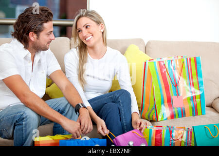 Nettes Paar zu Hause mit Einkaufstüten Stockfoto