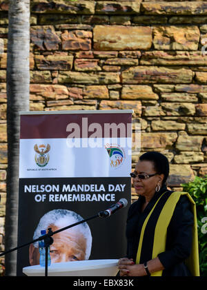 Pretoria. 5. Dezember 2014. Graca Machel, Witwe von Nelson Mandela spricht vor der Mandela-Statue in den Union Buildings, Pretoria, Südafrika, auf Dec.5, 2014. Eine Kranzniederlegung Zeremonie fand hier Freitag zum 1. Jahrestag des späten Südafrikas Präsident Nelson Mandela vorbei. Südafrikas Veteranen des Kampfes für Freiheit und diejenigen, die mit Nelson Mandela gegen die Apartheid gekämpft wurden eingeladen, um die Kranzlegung zu führen. Bildnachweis: Zhai Jianlan/Xinhua/Alamy Live-Nachrichten Stockfoto