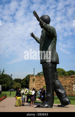 Pretoria, Südafrika. 5. Dezember 2014. Graca Machel(L front), Witwe von Nelson Mandela und andere Familienmitglieder legen einen Kranz vor der Mandela-Statue in den Union Buildings, Pretoria, Südafrika, am 5. Dezember 2014. Eine Kranzniederlegung Zeremonie fand hier Freitag zum 1. Jahrestag des späten Südafrikas Präsident Nelson Mandela vorbei. Südafrikas Veteranen des Kampfes für Freiheit und diejenigen, die mit Nelson Mandela gegen die Apartheid gekämpft wurden eingeladen, um die Kranzlegung zu führen. Bildnachweis: Zhai Jianlan/Xinhua/Alamy Live-Nachrichten Stockfoto