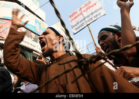 Dhaka, Bangladesch. Vom 5. Dezember 2014. Islami Islami Andolon (politische Partei) Aktivisten Stufe Demonstration vor der Baitul Mukarram (Nationale Moschee von Bangladesch) an Paltan in Dhaka city Freitag anspruchsvolle Todesstrafe für entlassenen Minister Abdul Latif Siddique über seine Kommentare, die religiöse Gefühle verletzen. Etwa 20.000 Aktivisten nahmen teil an der Kundgebung aus Protest gegen die anti-Hajj Bemerkungen von entlassenen Minister Abdul Latif Siddique. Stockfoto