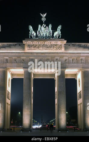 Brandenburger Tor mit Quadriga bei Nacht, Deutschland, Berlin Stockfoto