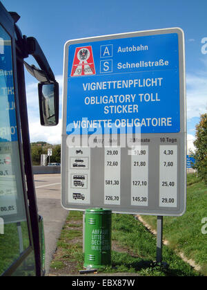 Maut auf österreichischen Autobahnen, Informationen Schild mit Kosten Stockfoto