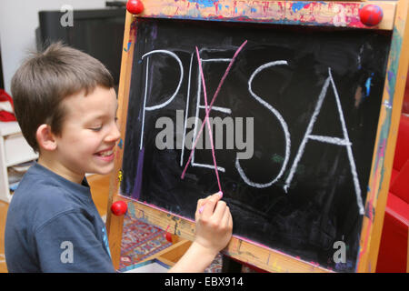 Symbol im Zusammenhang mit der Pisa-Studie Kind korrigieren PIESA Stockfoto