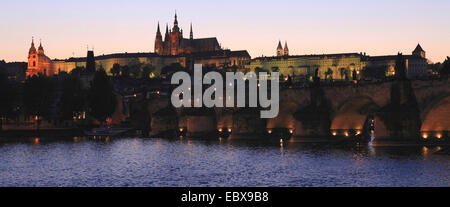 Prager Burg und Karlsbrücke im Abend, Tschechische Republik, Prag Stockfoto