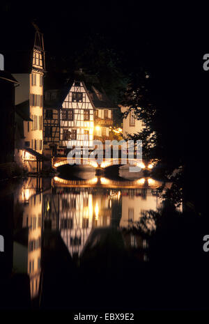 Fachwerkhäuser und eine Brücke in der alten Stadt Spiegelung im Wasser, Frankreich, Elsass, Straßburg Stockfoto