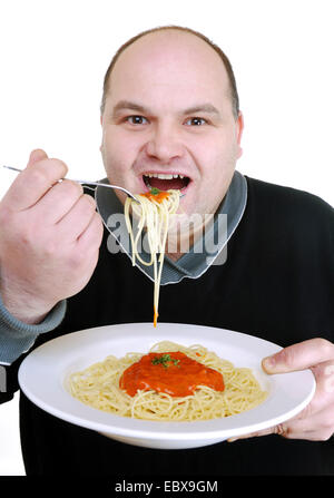 Mann isst spaghetti Stockfoto