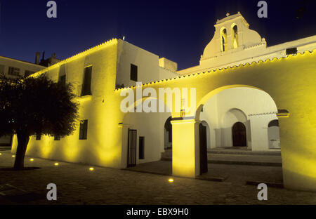 historische Kirche von Sant Antoni de Portmany in der Nacht, Spanien, Balearen, Ibiza Stockfoto