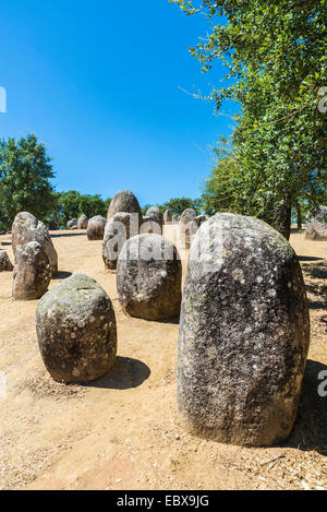 Die der Almendres Cromlech megalithischen Komplexe (oder Almendres Cromlech), in der Nähe von Évora, Portugal Stockfoto