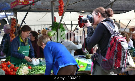weibliche Fotografin werden die Bilder auf einem offenen Markt, Alcudia, Mallorca, Balearen, Spanien Stockfoto