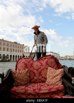 Gondoliere mit Gondel auf dem Canale Grande, Italien, Venedig Stockfoto