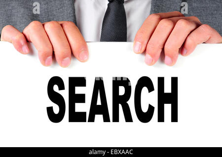 ein Mann in einem Anzug hält ein Schild mit der Wortsuche darauf geschrieben Stockfoto