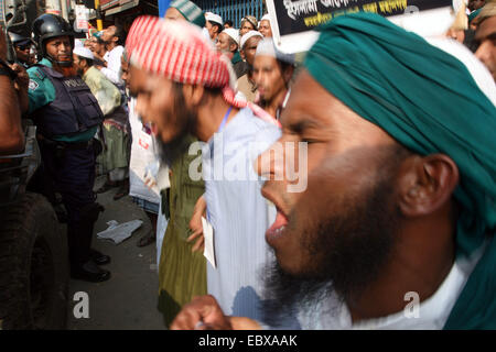 Dhaka, Bangladesch. Vom 5. Dezember 2014. Islami Islami Andolon (politische Partei) Aktivisten Stufe Demonstration vor der Baitul Mukarram (Nationale Moschee von Bangladesch) an Paltan in Dhaka city Freitag anspruchsvolle Todesstrafe für entlassenen Minister Abdul Latif Siddique über seine Kommentare, die religiöse Gefühle verletzen. Etwa 20.000 Aktivisten nahmen teil an der Kundgebung aus Protest gegen die anti-Hajj Bemerkungen von entlassenen Minister Abdul Latif Siddique. Stockfoto