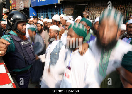 Dhaka, Bangladesch. Vom 5. Dezember 2014. Islami Islami Andolon (politische Partei) Aktivisten Stufe Demonstration vor der Baitul Mukarram (Nationale Moschee von Bangladesch) an Paltan in Dhaka city Freitag anspruchsvolle Todesstrafe für entlassenen Minister Abdul Latif Siddique über seine Kommentare, die religiöse Gefühle verletzen. Etwa 20.000 Aktivisten nahmen teil an der Kundgebung aus Protest gegen die anti-Hajj Bemerkungen von entlassenen Minister Abdul Latif Siddique. Stockfoto