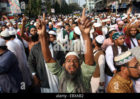 Dhaka, Bangladesch. Vom 5. Dezember 2014. Islami Islami Andolon (politische Partei) Aktivisten Stufe Demonstration vor der Baitul Mukarram (Nationale Moschee von Bangladesch) an Paltan in Dhaka city Freitag anspruchsvolle Todesstrafe für entlassenen Minister Abdul Latif Siddique über seine Kommentare, die religiöse Gefühle verletzen. Etwa 20.000 Aktivisten nahmen teil an der Kundgebung aus Protest gegen die anti-Hajj Bemerkungen von entlassenen Minister Abdul Latif Siddique. Stockfoto