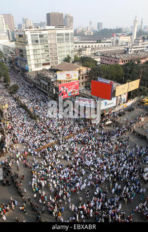 Dhaka, Bangladesch. Vom 5. Dezember 2014. Islami Islami Andolon (politische Partei) Aktivisten Stufe Demonstration vor der Baitul Mukarram (Nationale Moschee von Bangladesch) an Paltan in Dhaka city Freitag anspruchsvolle Todesstrafe für entlassenen Minister Abdul Latif Siddique über seine Kommentare, die religiöse Gefühle verletzen. Etwa 20.000 Aktivisten nahmen teil an der Kundgebung aus Protest gegen die anti-Hajj Bemerkungen von entlassenen Minister Abdul Latif Siddique. Stockfoto