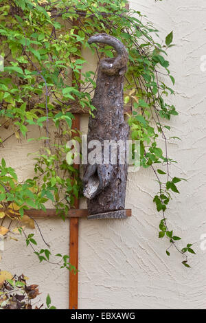 selbstgemachten Nest Box aus einem hohlen Baumstamm an einer Fassade Stockfoto