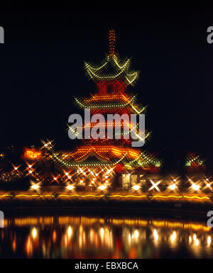 Tivoli Gardens in der Nacht beleuchtet chinesische Pagode an der See, Dänemark, Kopenhagen Stockfoto