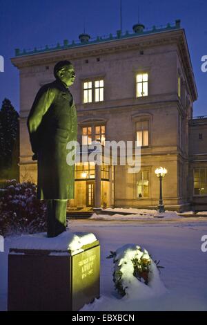 Statue von Friedrich Alfried Krupp (1854-1902) vor der Villa Huegel, Deutschland, Nordrhein-Westfalen, Ruhrgebiet, Essen Stockfoto