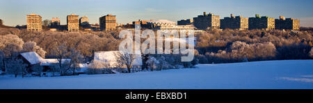 Fachwerkhaus und Ruhruniversitaet im Winter Landschaft, Deutschland, Nordrhein-Westfalen, Ruhrgebiet, Bochum Stockfoto