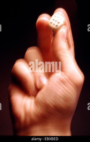 Hand mit Würfel Stockfoto