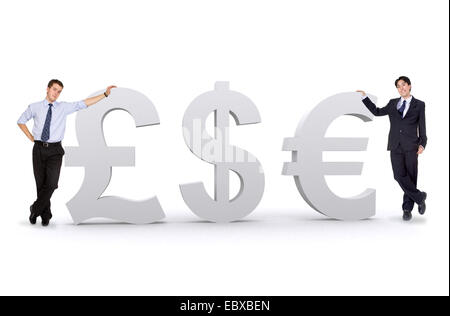 Buissness Männer mit Symbolen der Pfund, Dollar und Euro Stockfoto