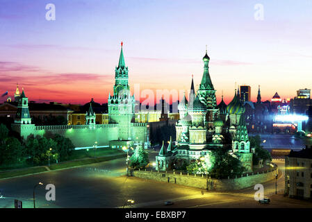 Rotes Quadrat mit Kreml und Basilius-Kathedrale in Moskau in der Abenddämmerung, Russland, Moskau Stockfoto