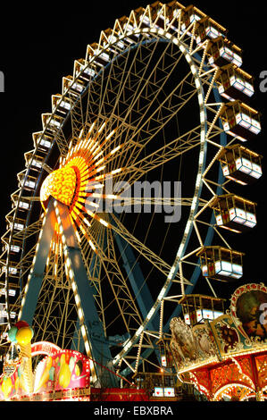 Riesenrad auf dem Oktoberfest in München bei Nacht, Deutschland, Bayern, München Stockfoto