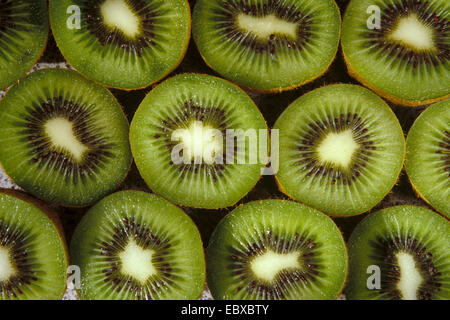 Kiwi in Scheiben Stockfoto