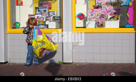 Kleiner Junge geht einkaufen Stockfoto
