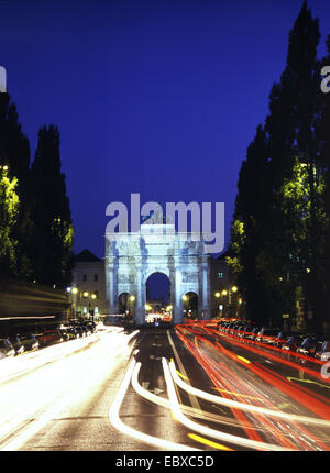 Siegestor in München in der Nacht Stockfoto