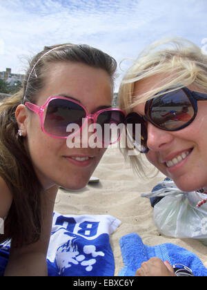 junge Frauen mit großer Sonnenterrasse Glassses an der Beach, Australien, New South Wales Stockfoto