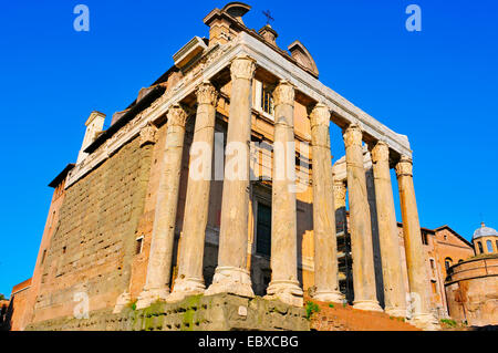 der Tempel des Antoninus und der Faustina auf dem Forum Romanum in Rom, Italien, umgewandelt in eine katholische Kirche, San Lorenzo in Miranda Stockfoto