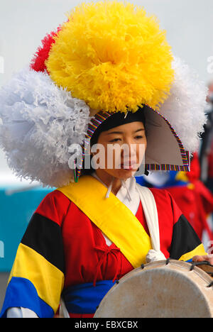 Koreanisch-Schlagzeuger in traditioneller Tracht während einer Aufführung, Südkorea, Incheon Stockfoto