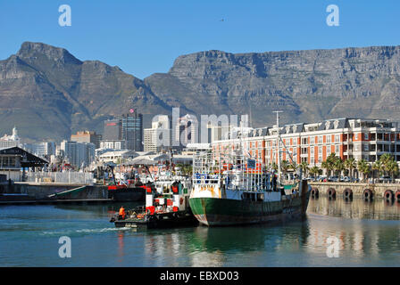 Schiffe auf Cpae Stadthafen mit dem Tafelberg im Hintergrund, Südafrika Stockfoto