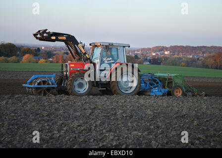 Landwirt in Traktor Aussaat Winter Getreide, Castrop-Rauxel, Ruhrgebiet, Nordrhein-Westfalen, Deutschland Stockfoto