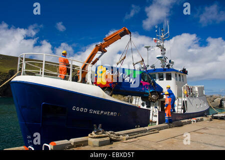 Laden ein Auto an Bord der Fähre im Hafen von Fair-Isle, Großbritannien, Schottland, Shetland-Inseln, Fair-Isle Stockfoto