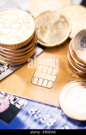 Chip auf einer Smartcard mit mehreren Münzen Stockfoto