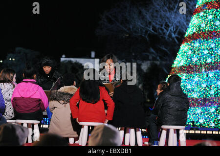 First Lady Michelle Obama liest für Kinder während der Beleuchtung von der national Christmas Tree auf der Ellipse 4. Dezember 2014 in Washington, DC. Die weiße Haus Baum Beleuchtung ist eine Tradition, die bis 1923. Stockfoto