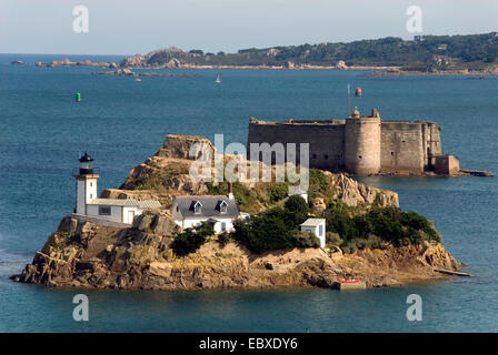 Insel "Ile Louet" mit Leuchtturm und Und "Chateau du Taureauat Pointe de Pen al Lann, Frankreich, Bretagne, Cote du Leon Stockfoto