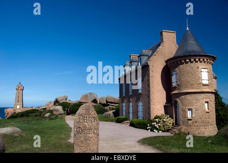 Felsenküste und Leuchtturm, Pointe de Squewel, felsige Küste und Leuchtturm Men Ruz, Phare de Männer Ruz, Frankreich, Bretagne, Cote de Granit rose, Ploumanac'h Stockfoto