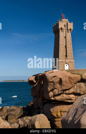 Felsenküste und Leuchtturm, Pointe de Squewel, felsige Küste und Leuchtturm Men Ruz, Phare de Männer Ruz, Frankreich, Bretagne, Cote de Granit rose, Ploumanac'h Stockfoto