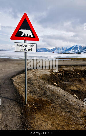 Eisbär (Ursus Maritimus), Warnzeichen gegen Eisbären, Longyearbyen, Svalbard-Inseln, Norwegen, Svalbard Stockfoto