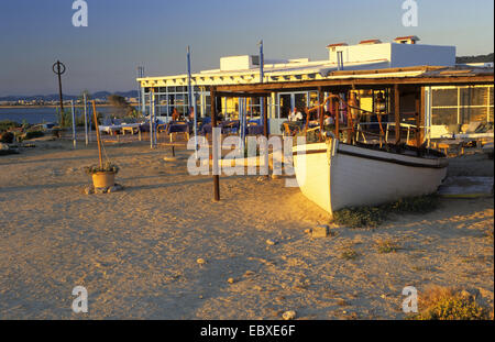 Strandrestaurant am Pont de Baix, Platja des Codolar, Spanien, Balearen, Ibiza Stockfoto