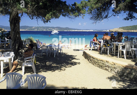 Restaurant am Strand bei Cala Bassa, Sant Antoni de Portmany im Hintergrund, Spanien, Balearen, Ibiza Stockfoto