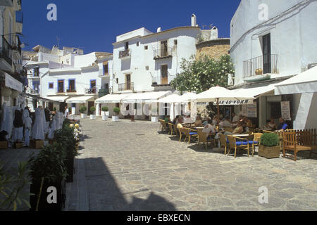 Eivissa, Gasse mit Straßencafés und Restaurants in der Altstadt Dalt Vila, Spanien, Balearen, Ibiza Stockfoto