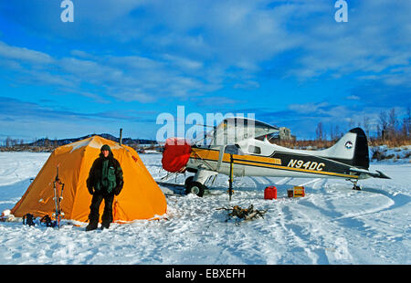 Pilot des Flugzeugs übernachten in einem Zelt am zugefrorenen Yukon River, USA, Alaska Stockfoto